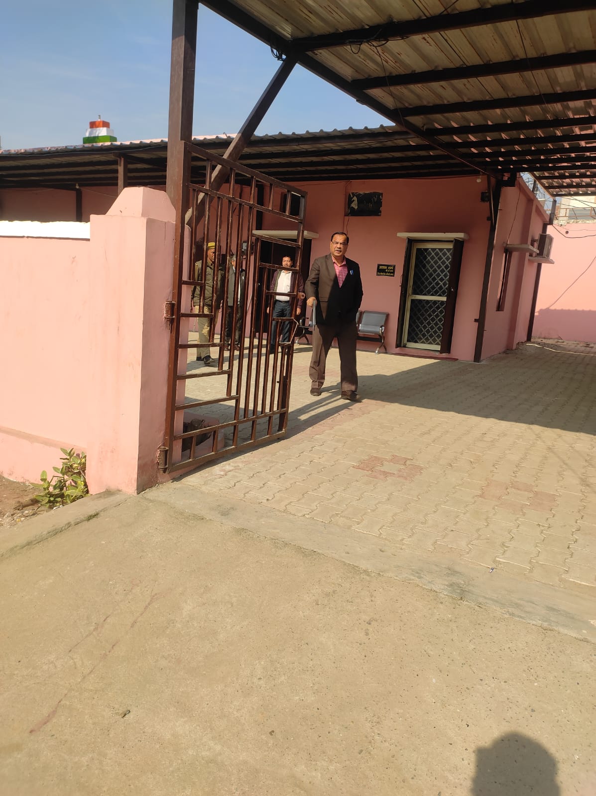 बेसिक शिक्षा कार्यालय में 24 में से 16 कर्मचारी अनुपस्थित, एडीएम न्यायिक सख्त