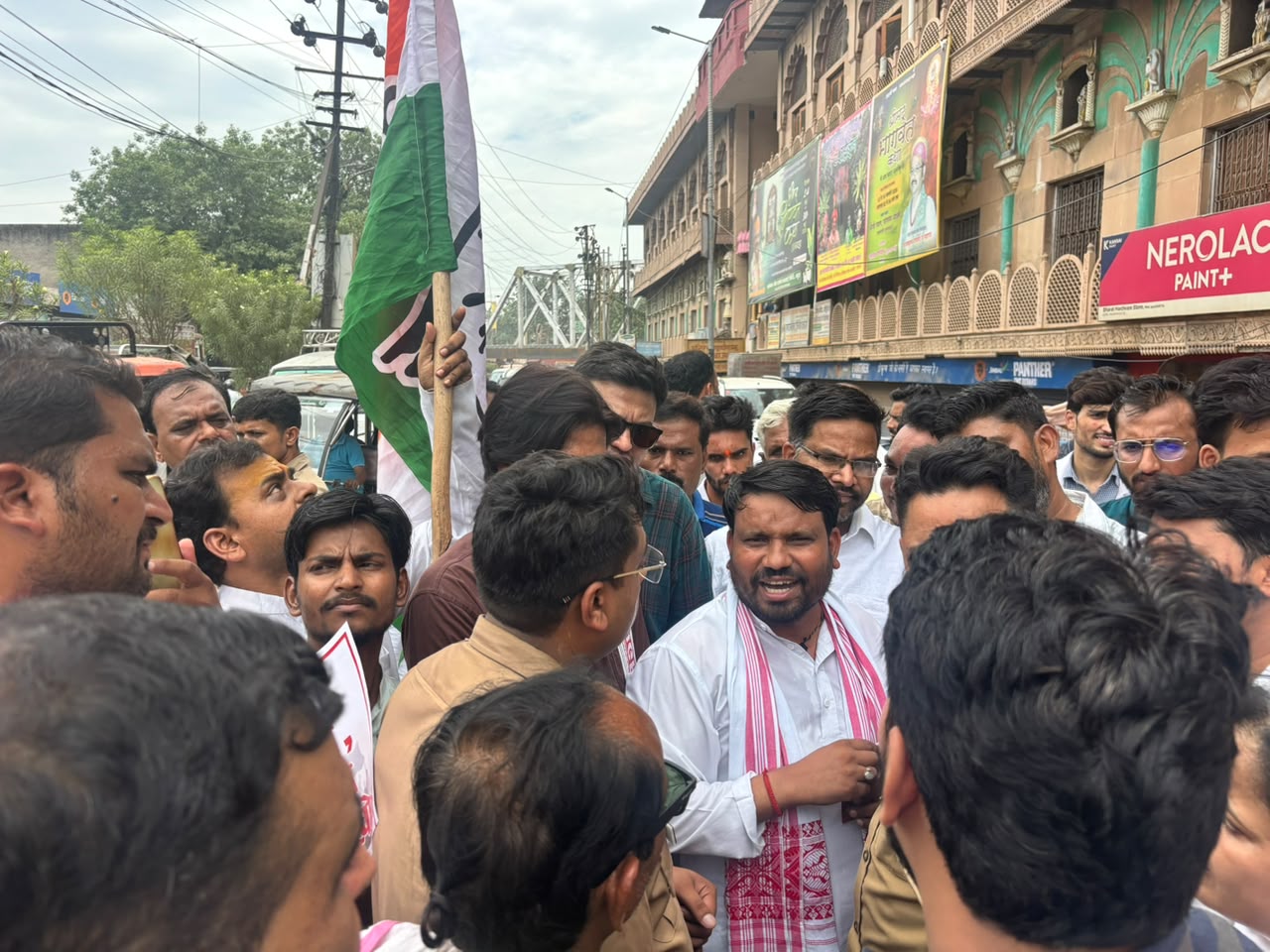 श्रीकृष्ण जन्मभूमि गेट पर हनुमान चालीसा के साथ कांग्रेस का प्रदर्शन, राम मंदिर चढ़ावे की जांच की उठाई मांग