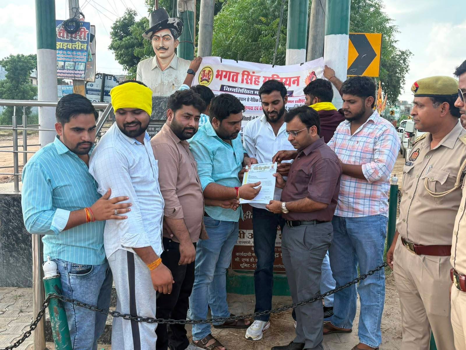 भगत सिंह यूनियन ने शिक्षा व्यवस्था में पारदर्शिता की मांग को लेकर तहसीलदार शिकारपुर को सौंपा ज्ञापन