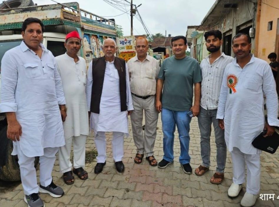 नगर अध्यक्ष सफीक चौधरी के आवास पर समाजवादी पार्टी के कार्यकर्ताओं के साथ एक मीटिंग का आयोजन किया गया