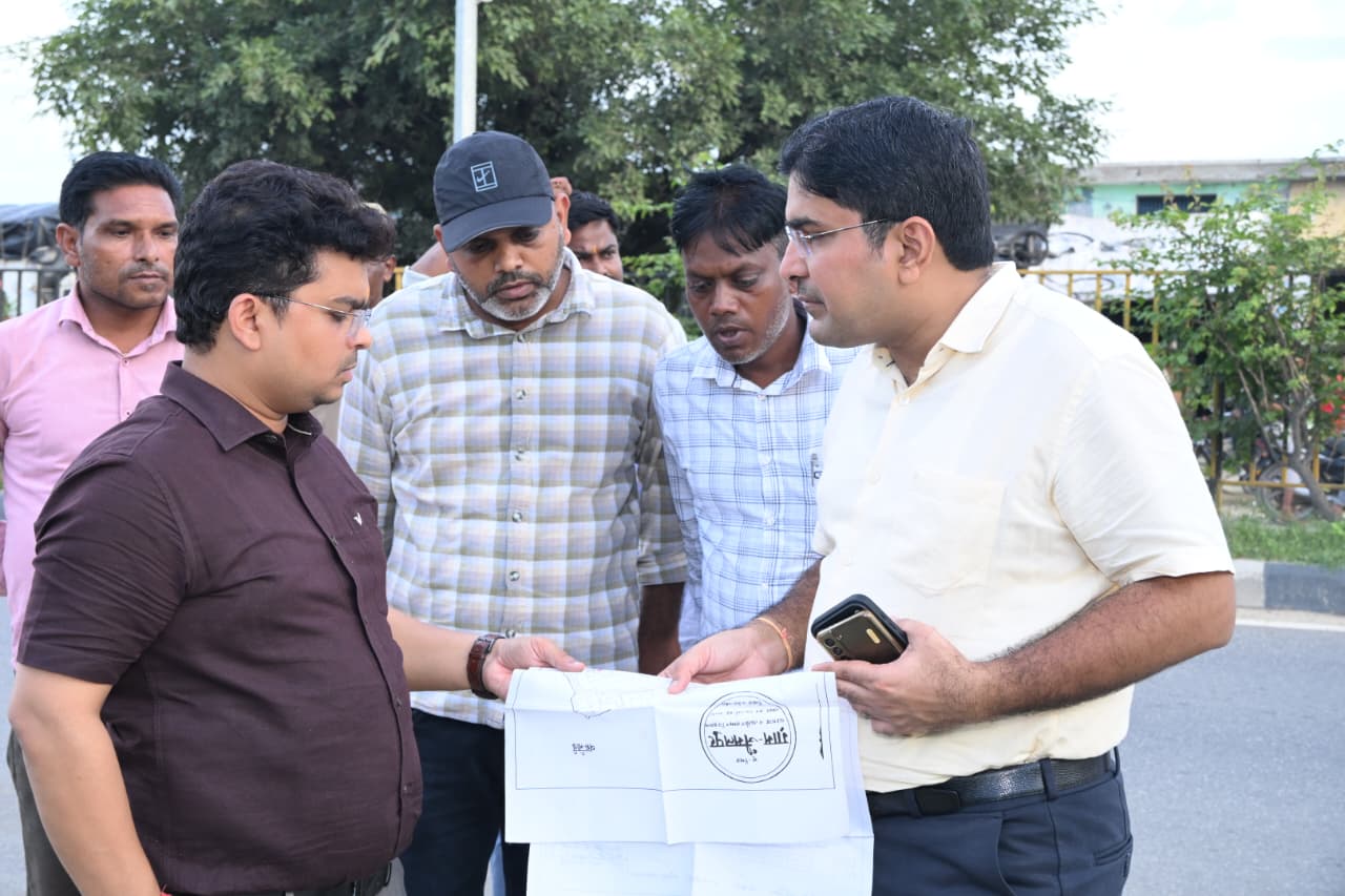 जिलाधिकारी ने विभिन्न सरकारी भूमि का किया स्थलीय निरीक्षण  *अभिलेखों के आधार पर रकबा मिलान एवं भूमि की पैमाइश कराने के दिए निर्देश*