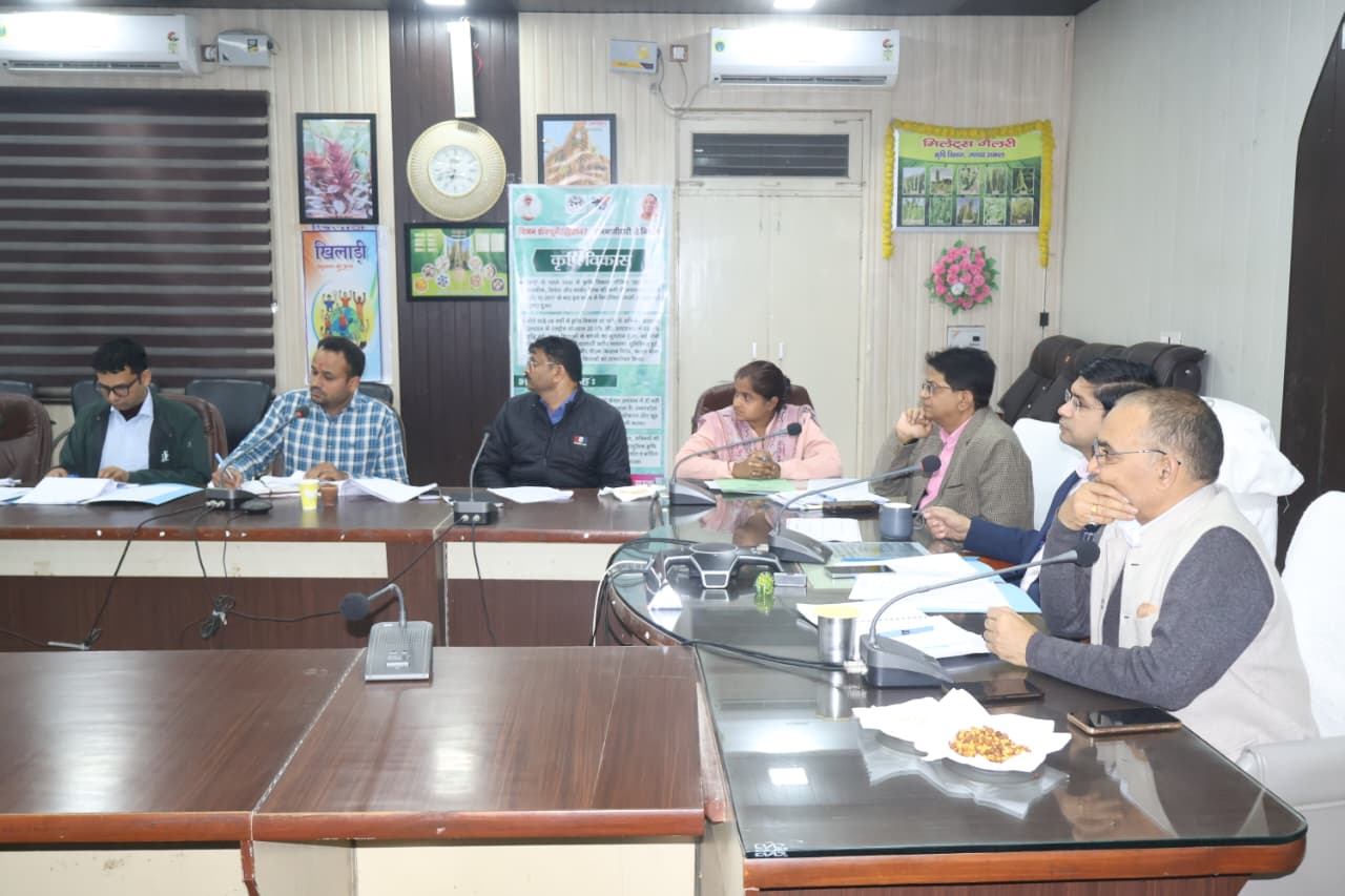 सम्भल में बैंकर्स को डीएम की सख्त चेतावनी: लंबित आवेदनों का हर हाल में करें निस्तारण, लापरवाही पर होगी कार्रवाई