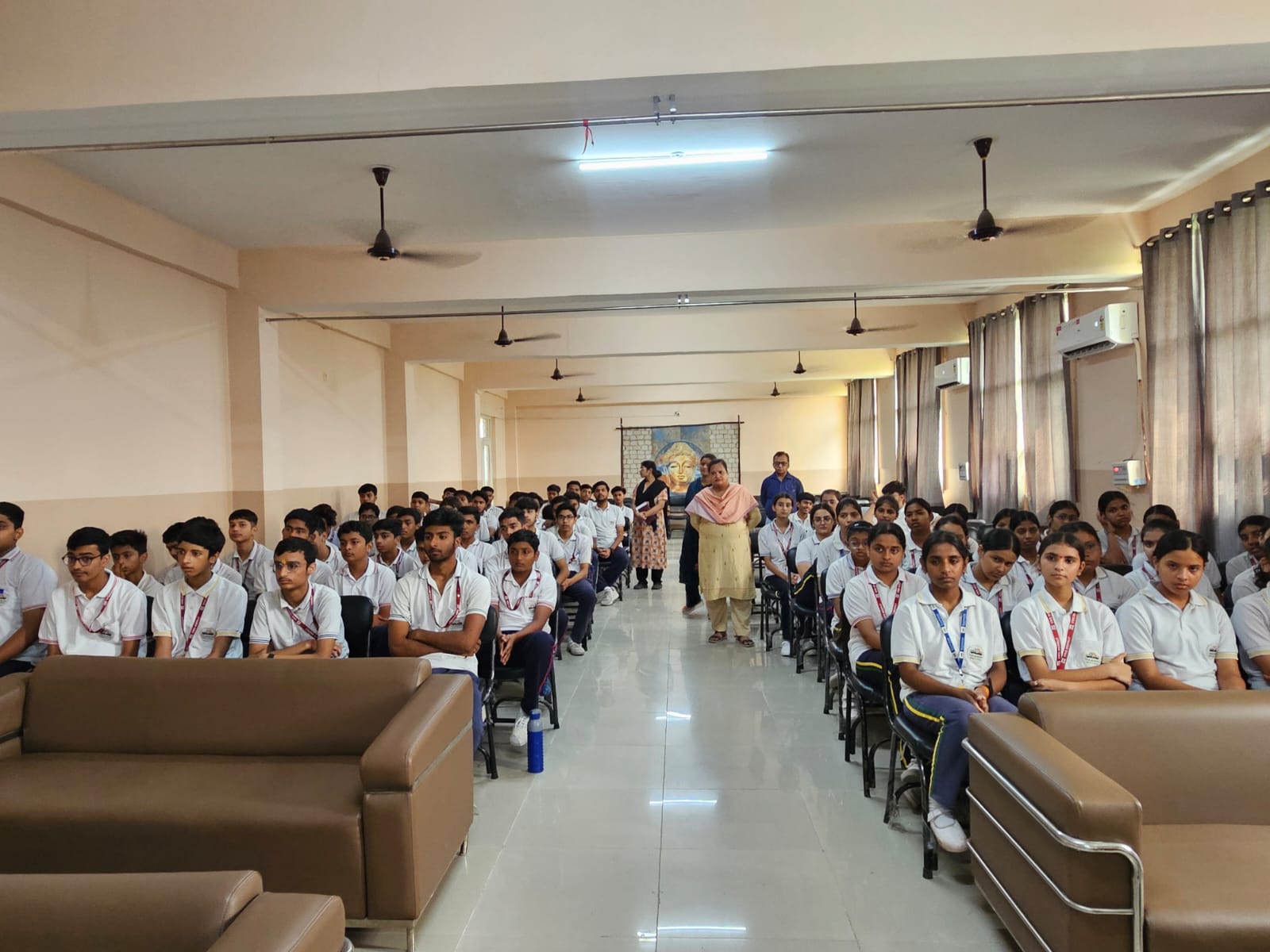 वेकूटेश्वरा वर्ल्ड स्कूल में विद्यार्थियों को तनाव से निपटने के दिए टिप्स