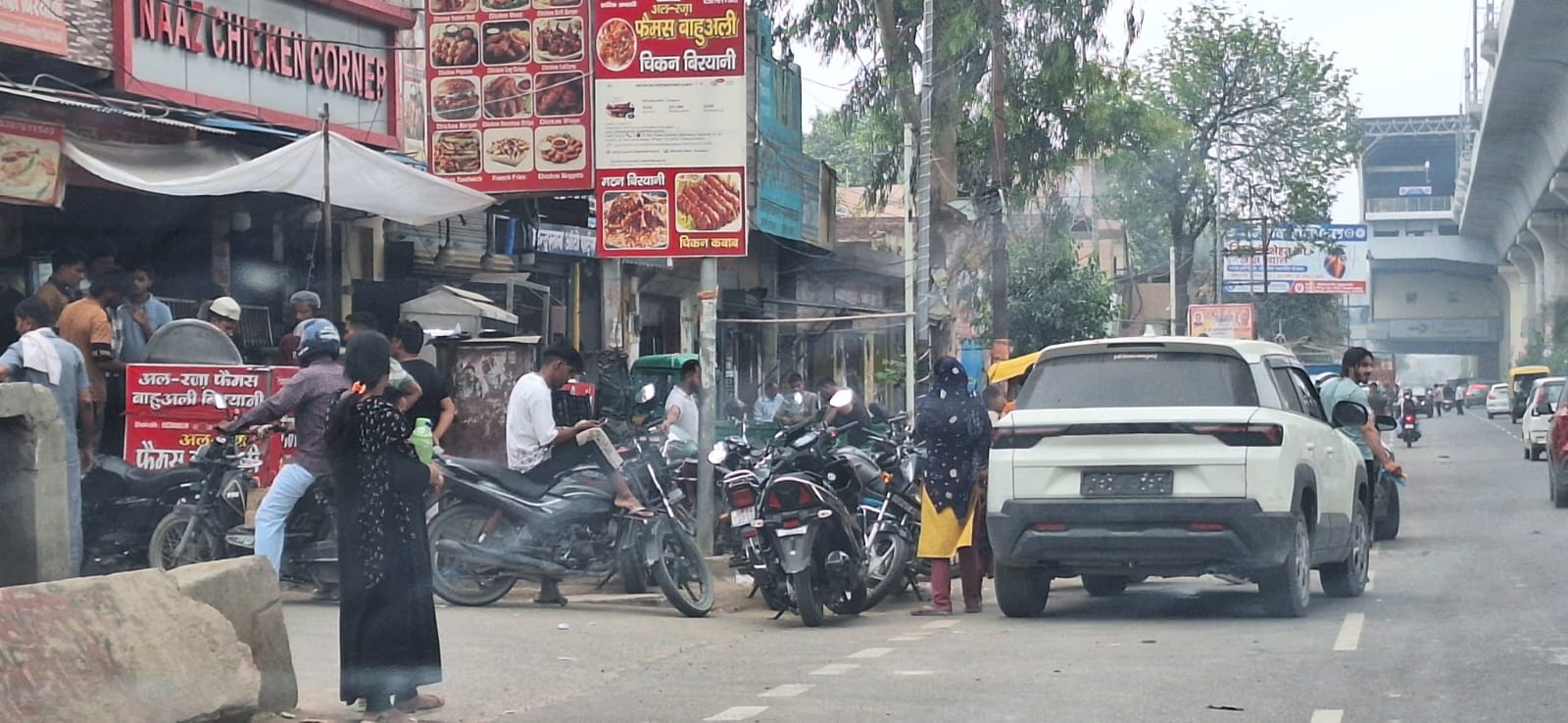 हाईवे को पार्किंग बनाकर लोगों को धड़ल्ले से परोसी जारही है अल रज़ा चिकन बिरयानी