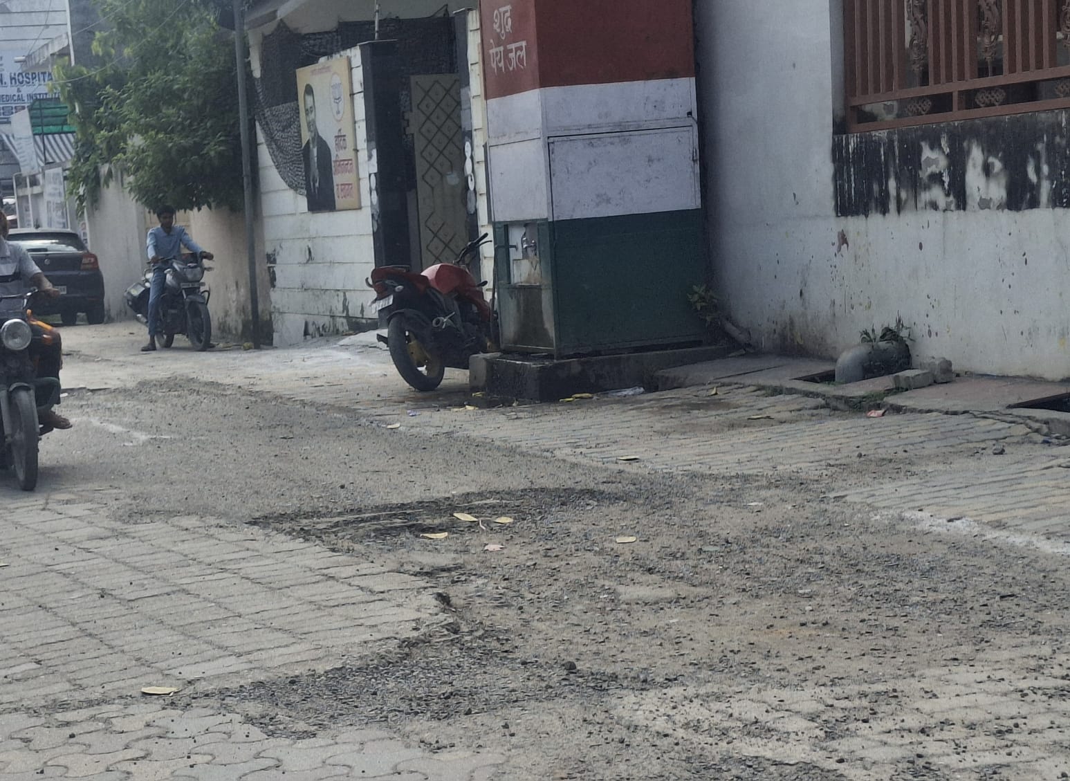 सीएम के आदेश बेअसर! गड्ढों में तब्दील सरधना की वीआईपी सड़कें