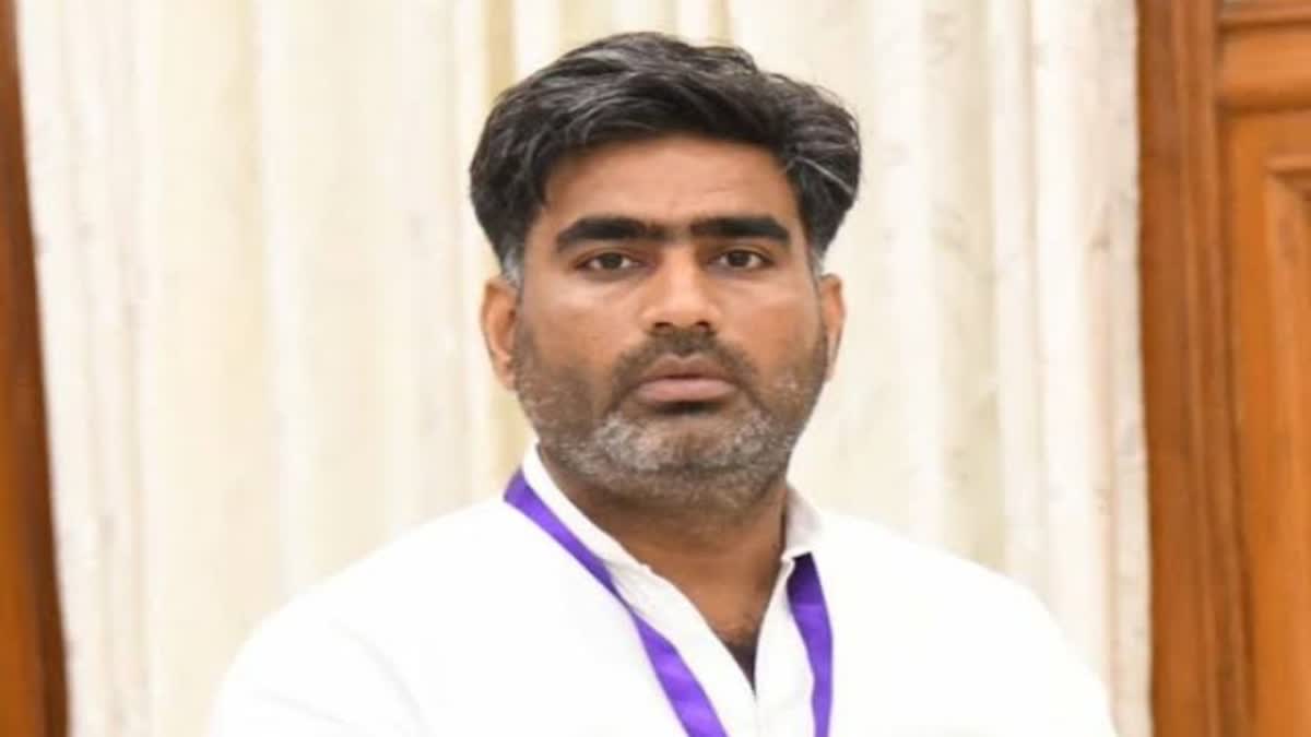 सलावा में विधायक अतुल प्रधान से युवक ने की अभद्रता