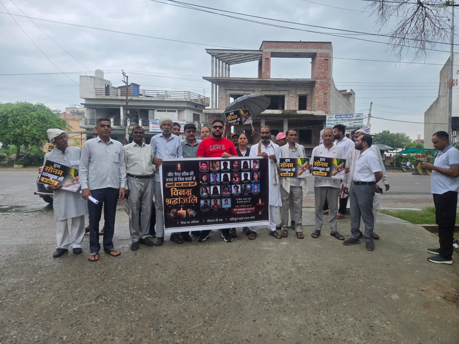 सोमवार को आम आदमी पार्टी जिला अमरोहा इकाई ने आम लोगों के साथ मिलकर कचहरी चौराहे से जिलाधिकारी अमरोहा कार्यालय तक शांतिपूर्वक मार्च निकाल कर महामहिम राष्ट्रपति  के नाम कलेक्ट्रेट अमरोहा में ज्ञापन सौंपा