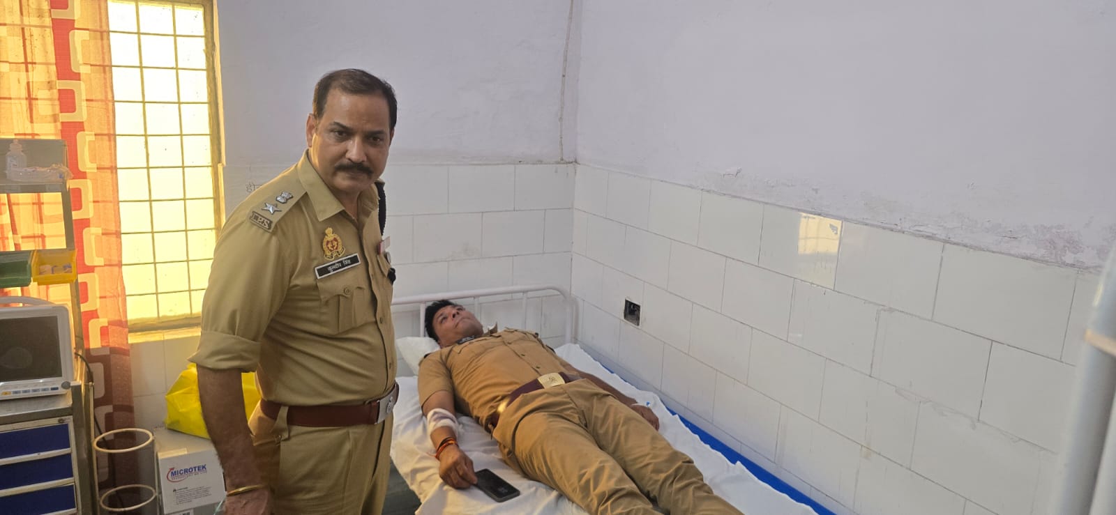 मढ़न चौकी क्षेत्र के अंतर्गत पुलिस और बदमाशों में मुठभेड़, तीन राउंड फायरिंग से दहला इलाका; थाना प्रभारी और बदमाश गोली लगने से घायल