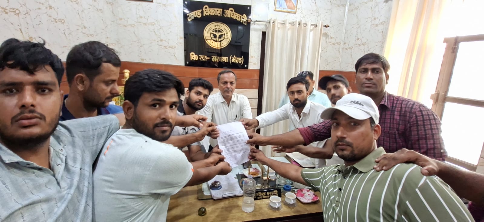 मंडी समिति में गौशाला के पानी से जलभराव, पेड़-पौधों पर मंडरा रहा खतरा