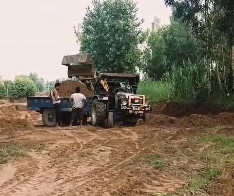 रोक के बावजूद बिना अनुमति धड़ल्ले से उठ रही मिट्टी, जिम्मेदार बने मूकदर्शक