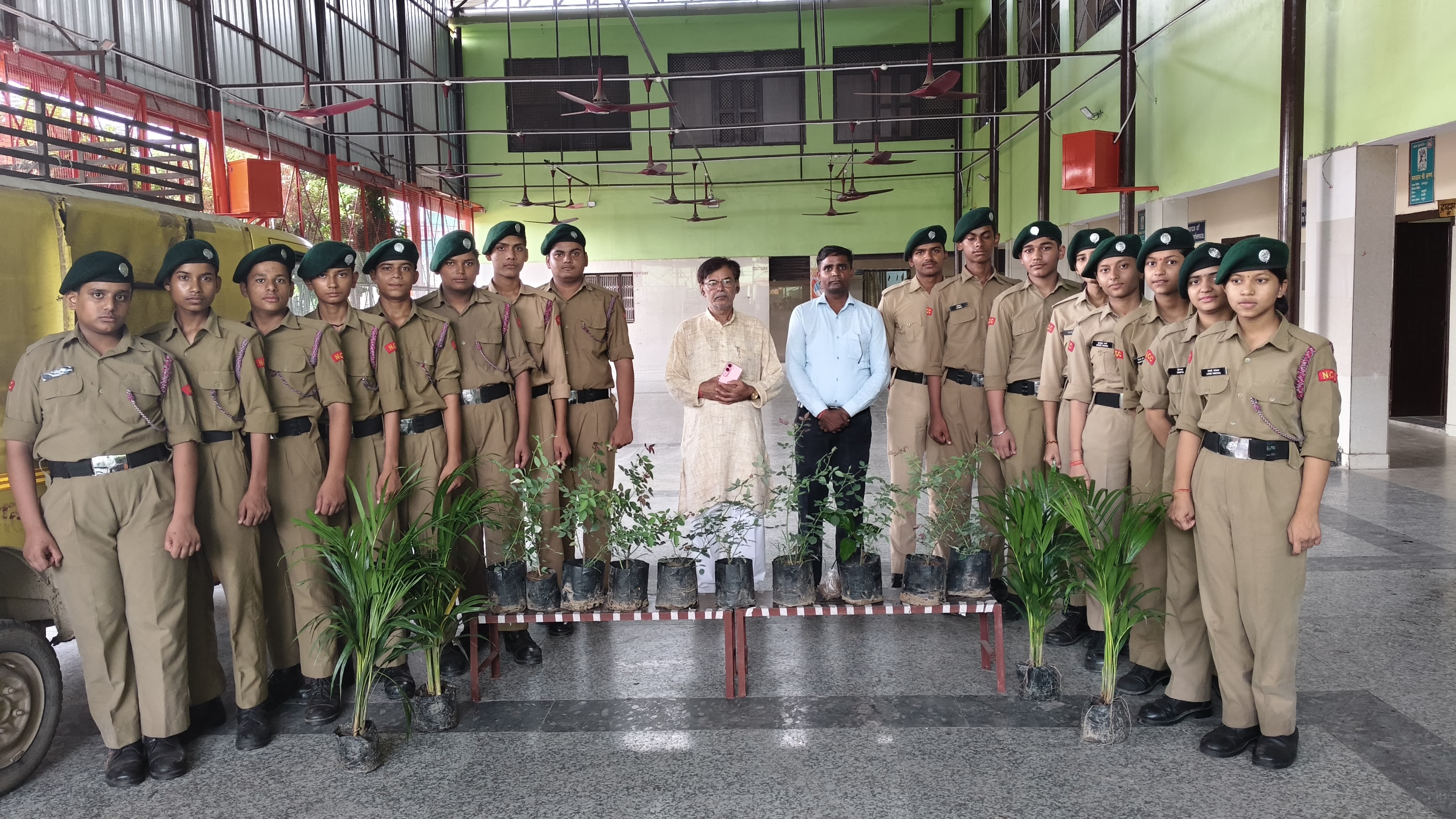 कारगिल विजय दिवस पर सरस्वती बाल मंदिर में एनसीसी कैडेट्स ने किया पौधरोपण