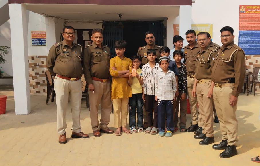 संभल में बच्चों की ईमानदारी बनी मिसाल, सड़क पर मिला महंगा मोबाइल लौटाया