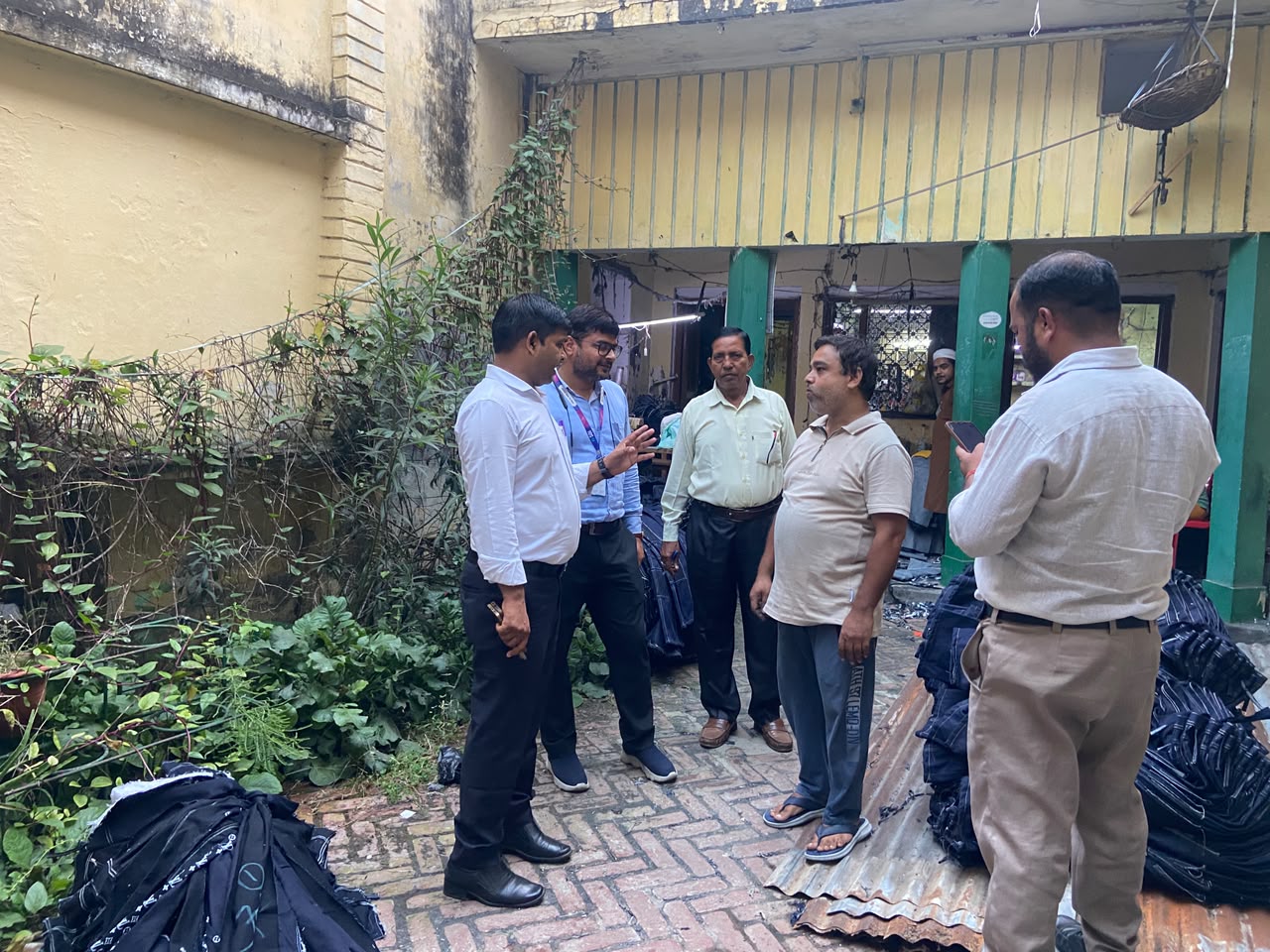 सरकारी योजना का लोन लेकर दूसरी जगह खर्च किया तो होगी कार्रवाई, संभल में उद्यमियों को चेतावनी किस्तों में लापरवाही और इकाई स्थापित न करने वालों पर प्रशासन सख्त, डिफॉल्टरों के खिलाफ मुकदमे तक की तैयारी