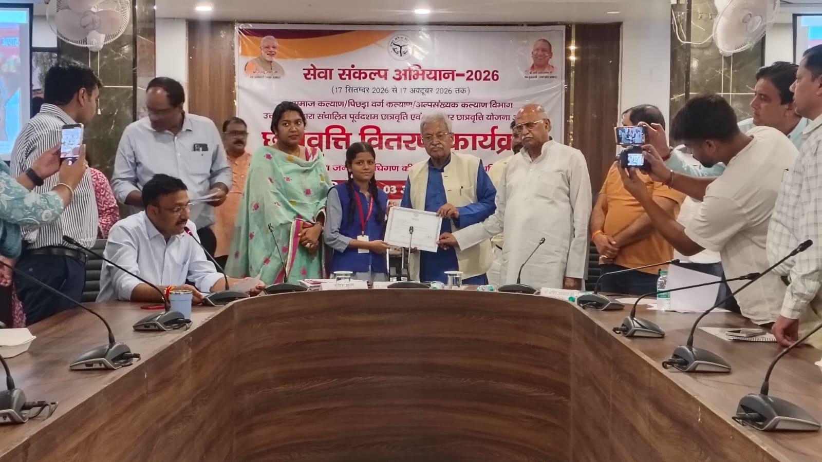 मेरठ 381 छात्र-छात्राओं को वितरित किए छात्रवृत्ति स्वीकृति प्रमाण पत्र