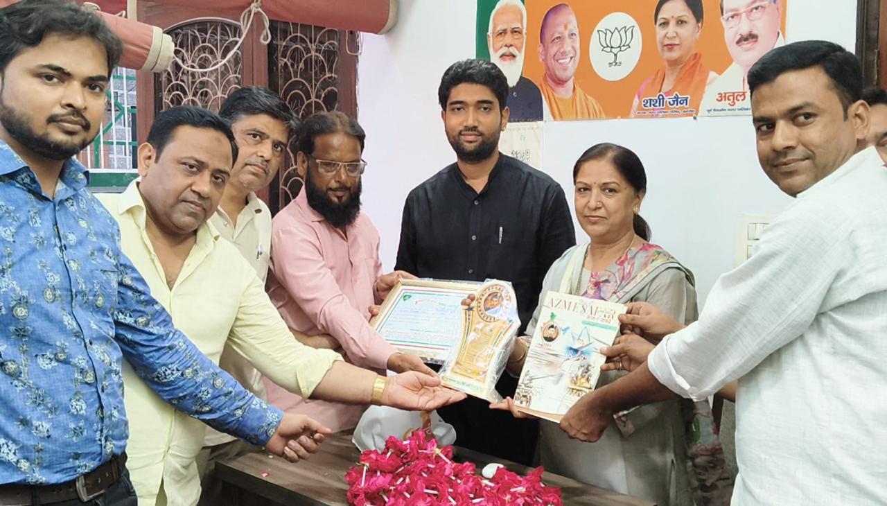 लोकप्रिय नेता निखिल जैन के जन्मदिन के शुभ अवसर पर उनके आवास पर पहुंचकर उन्हें फूल माला पहना कर मिठाई खिला कर जन्मदिन की हार्दिक शुभकामनाएं एवं बहुत-बहुत बधाई दी।