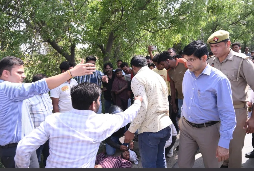 डीएम व एसपी ने दिखाई तत्परता, सड़क हादसे में घायल युवक को पहुंचाया अस्पताल