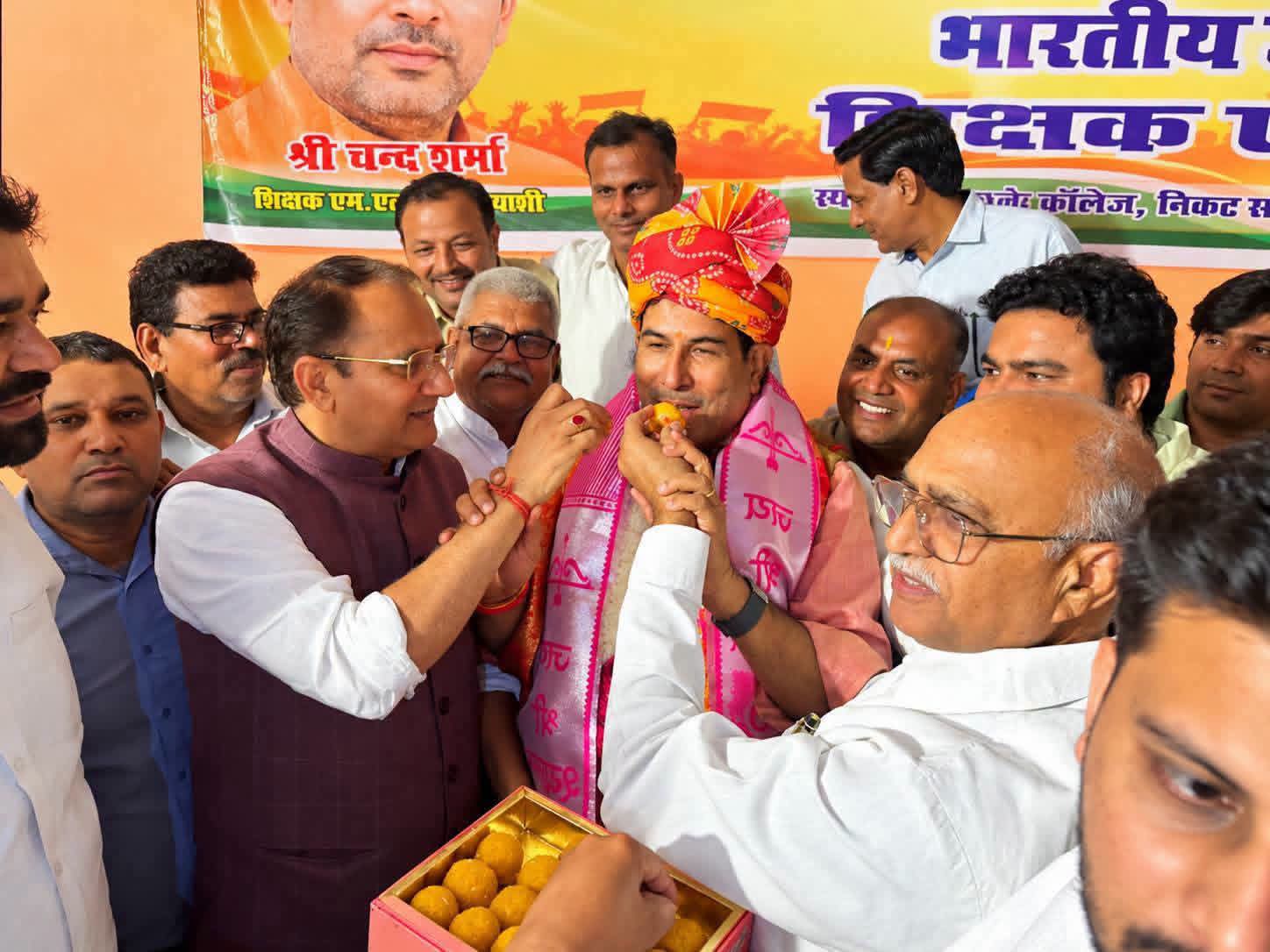 एमएलसी चुनाव में भाजपा की जीत, कार्यकर्ताओं ने बांटी मिठाई