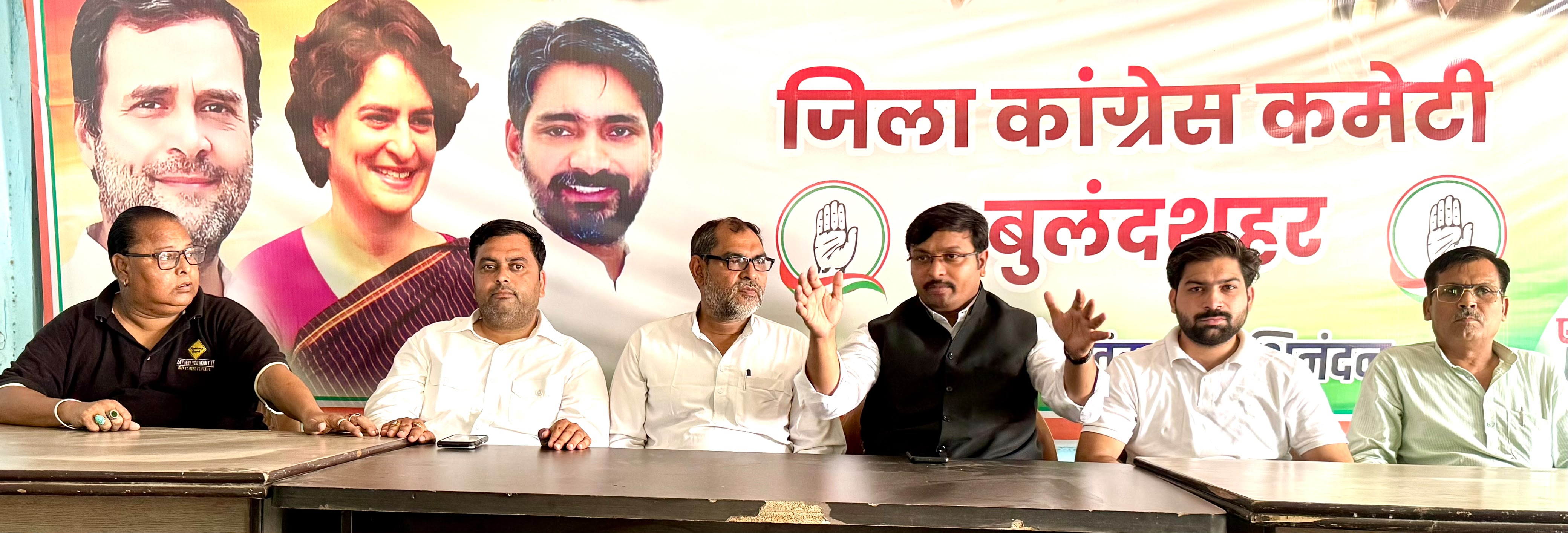 हेलीकॉप्टर की बजाय सड़क से हकीकत जाने मुख्यमंत्री, सड़कों में गड्ढों से जनता बेहाल : जियाउर्रहमान