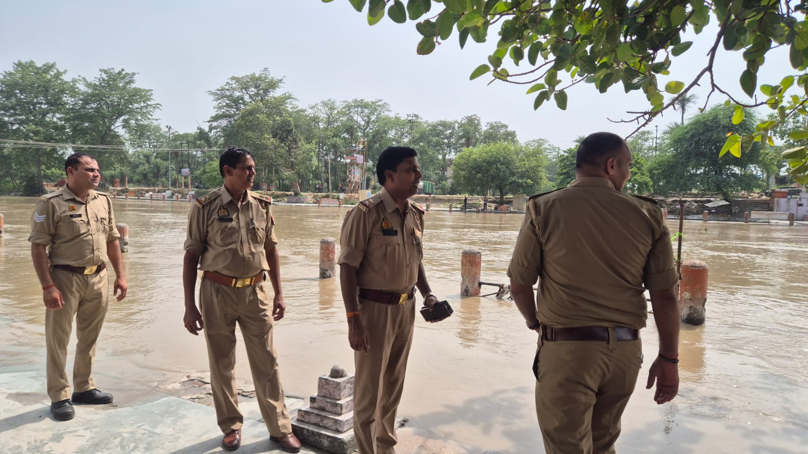दोस्तों के साथ गंग नहर में नहाने आया शाहदरा निवासी युवक पानी के तेज़ बहाव में बहा