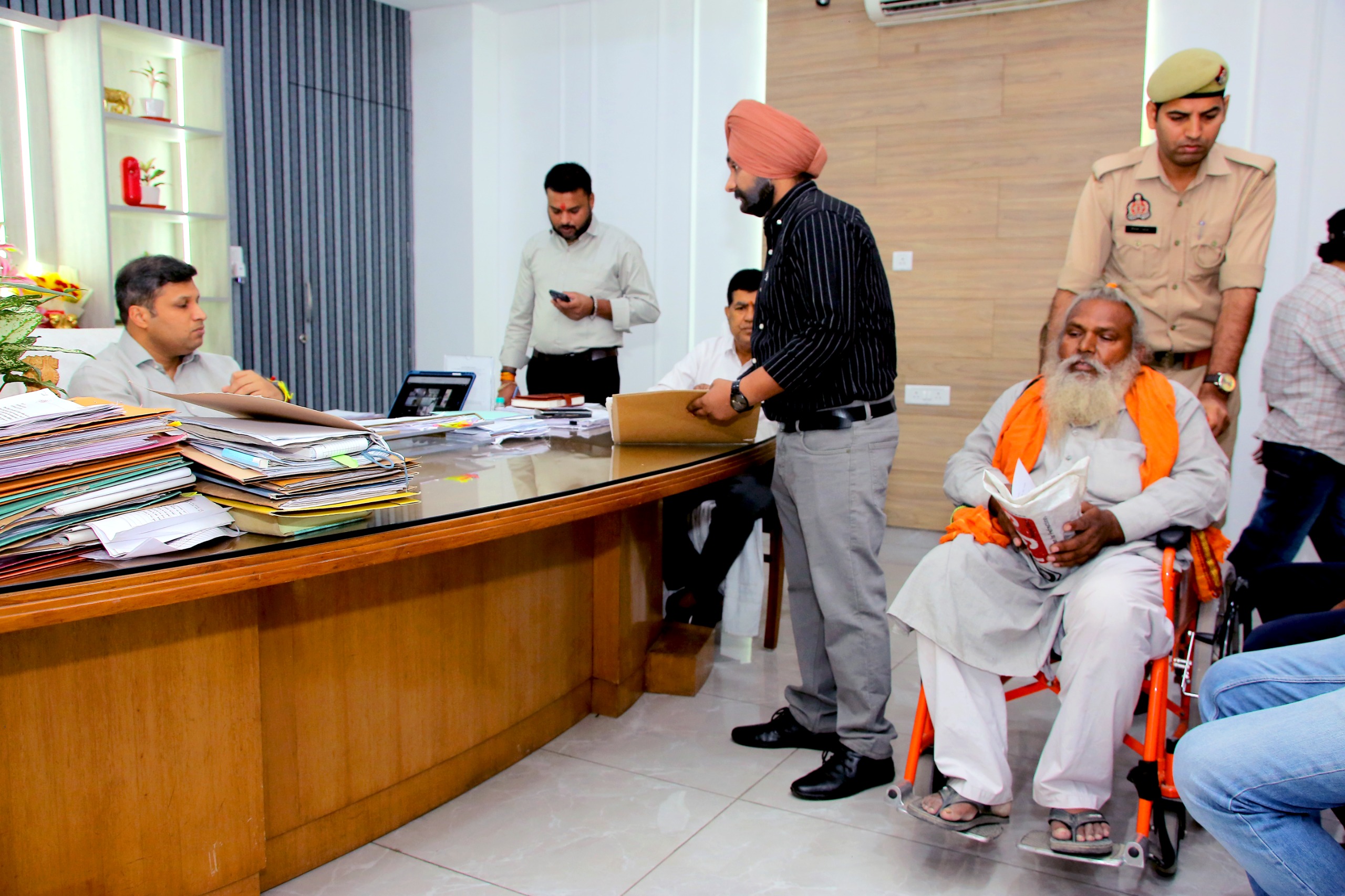*पात्र लोगों तक संचालित योजनाओं का लाभ पहुंचाना सभी की नैतिक जिम्मेदारी: जिला​धिकारी*