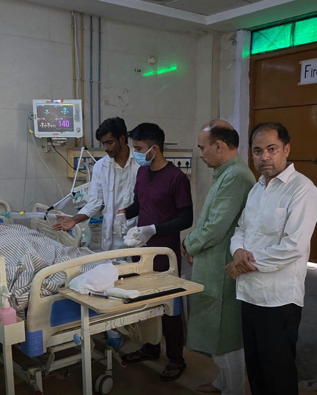 खाना खाते-खाते अचानक भरभराकर गिरी मकान की छत, मलबे में दबा पूरा परिवार।