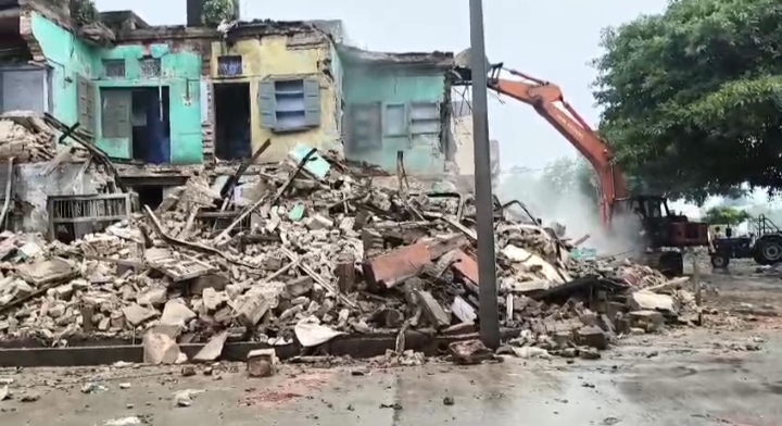 बबराला में मुख्य रास्ते पर  बना जर्जर भवन को जेसीबी से गिराया!