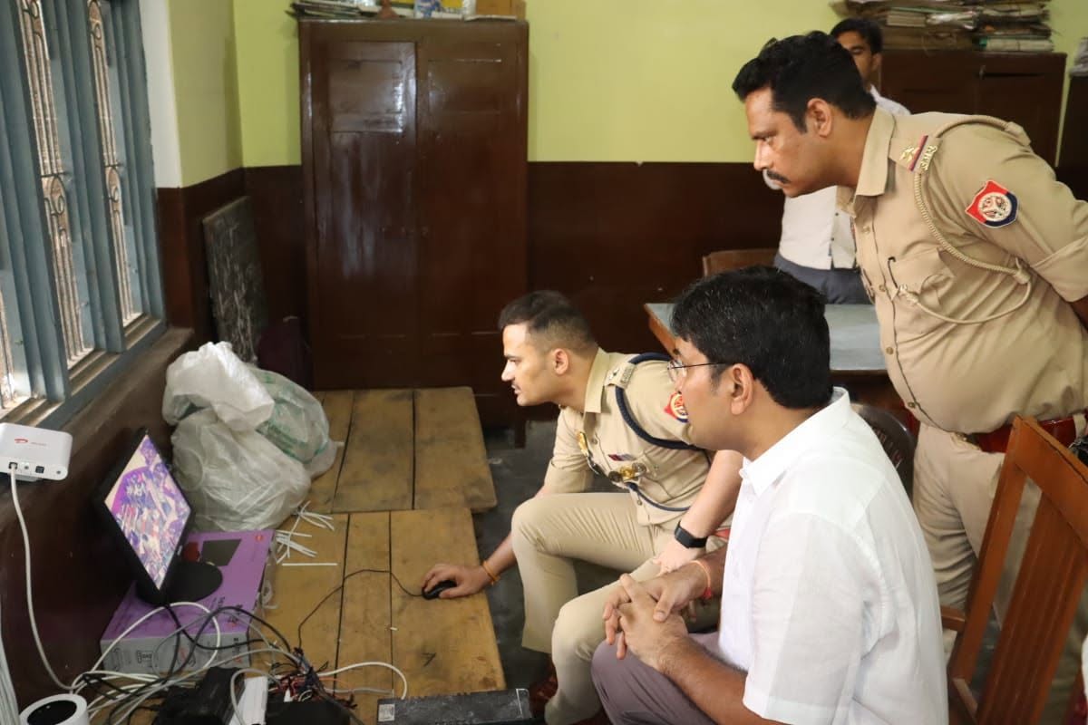 कड़ी सुरक्षा और सीसीटीवी की निगरानी मे हुई परीक्षा केन्द्रों पर पुलिस भर्ती परीक्षा जिलाधिकारी एवं पुलिस अधीक्षक ने पुलिस भर्ती परीक्षा केन्द्रों का किया निरीक्षण, व्यवस्थाओं का लिया जायजा