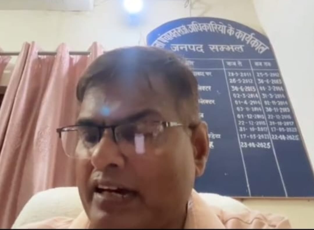 पद से हटने के बाद भी, नहीं छूटा कुर्सी का मोह।