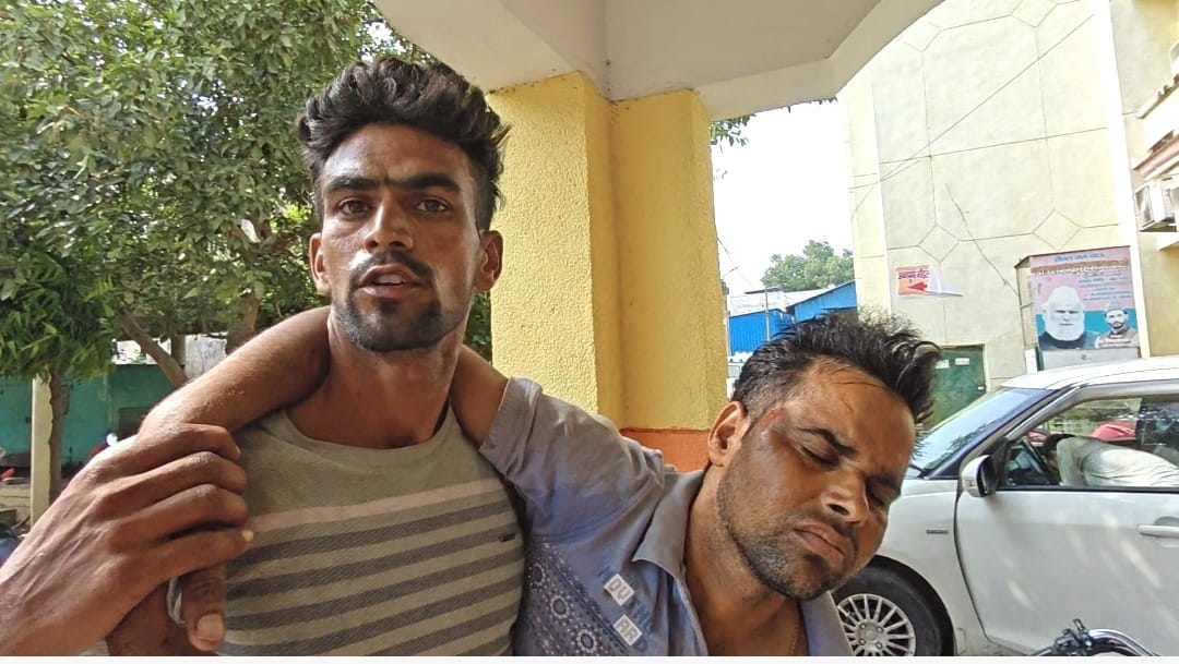 दुकान से उठाकर घर में बंद कर युवक को लाठी-डंडों से पीटने का आरोप,
