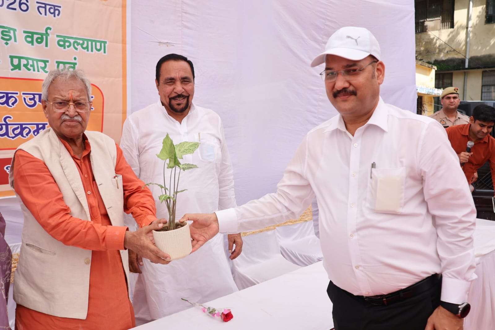 गांधी-शास्त्री जयंती पर निकली प्रभात फेरी, शहीदों को किया नमन