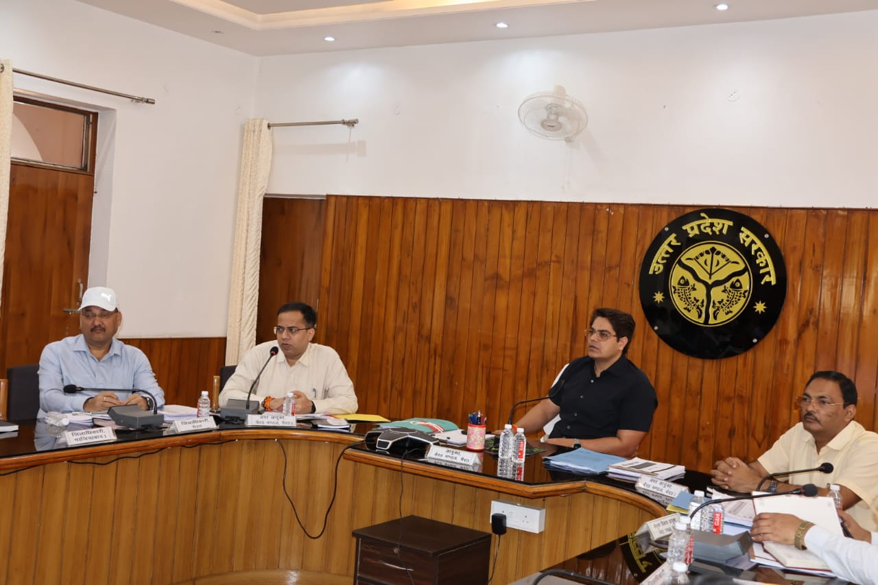 योजनाओं की धीमी रफ्तार पर आयुक्त सख्त, अफसरों को लक्ष्य पूरा करने के निर्देश