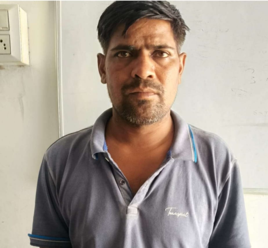 नखासा पुलिस ने 85 पैक अवैध शराब के साथ एक अभियुक्त को किया गिरफ्तार