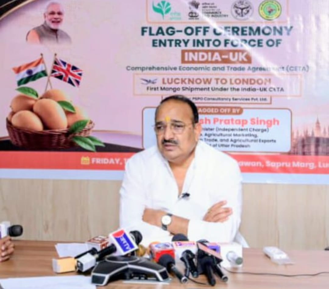 योगी सरकार में यूके के लिए चौसा आम की पहली निर्यात खेप रवाना, उद्यान मंत्री दिनेश प्रताप सिंह ने किया फ्लैग ऑफ