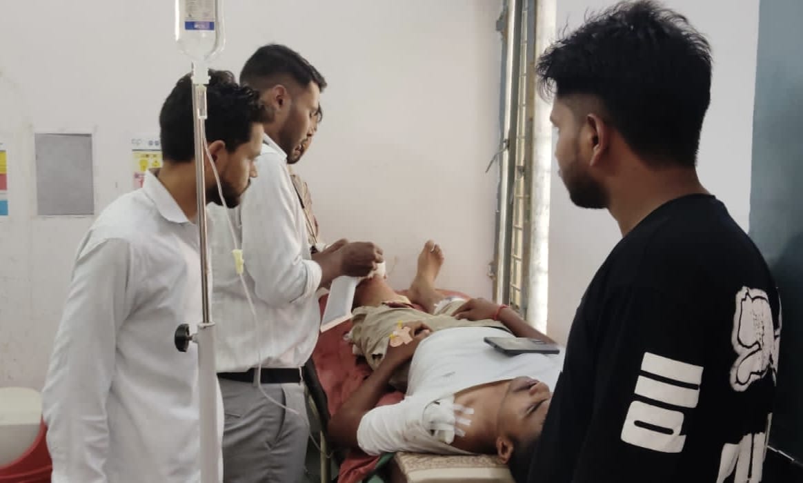 सड़क दुर्घटना में युवक गंभीर घायल, मेरठ मेडिकल कॉलेज रेफर