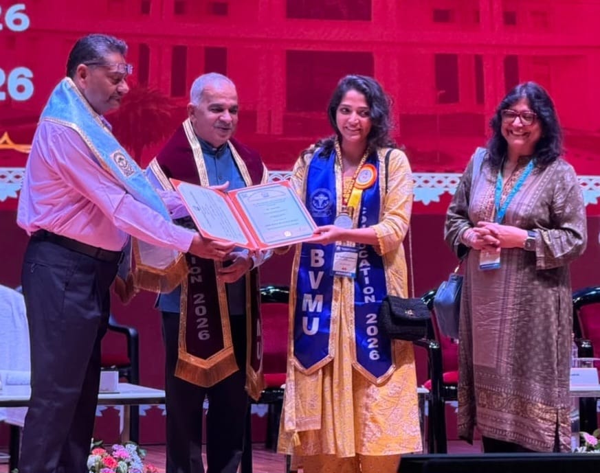 आई.टी.एस. कालेज की मेधावी छात्राओं को राज्यपाल आनंदीबेन पटेल ने स्वर्ण पदक एवं रजत पदक से किया सम्मानित