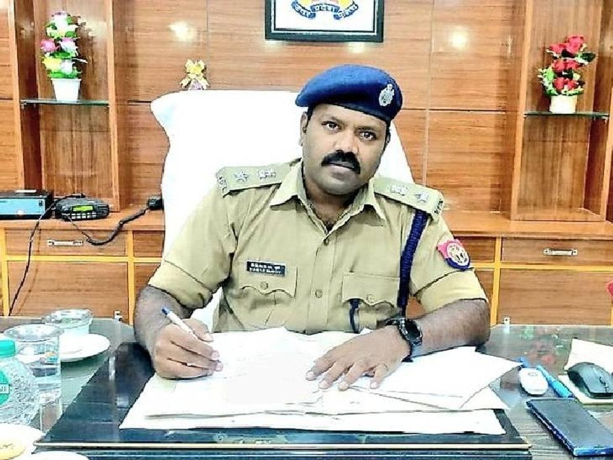साइबर पीड़ित से अनुचित व्यवहार के आरोप में दरोगा और मुख्य आरक्षी निलंबित