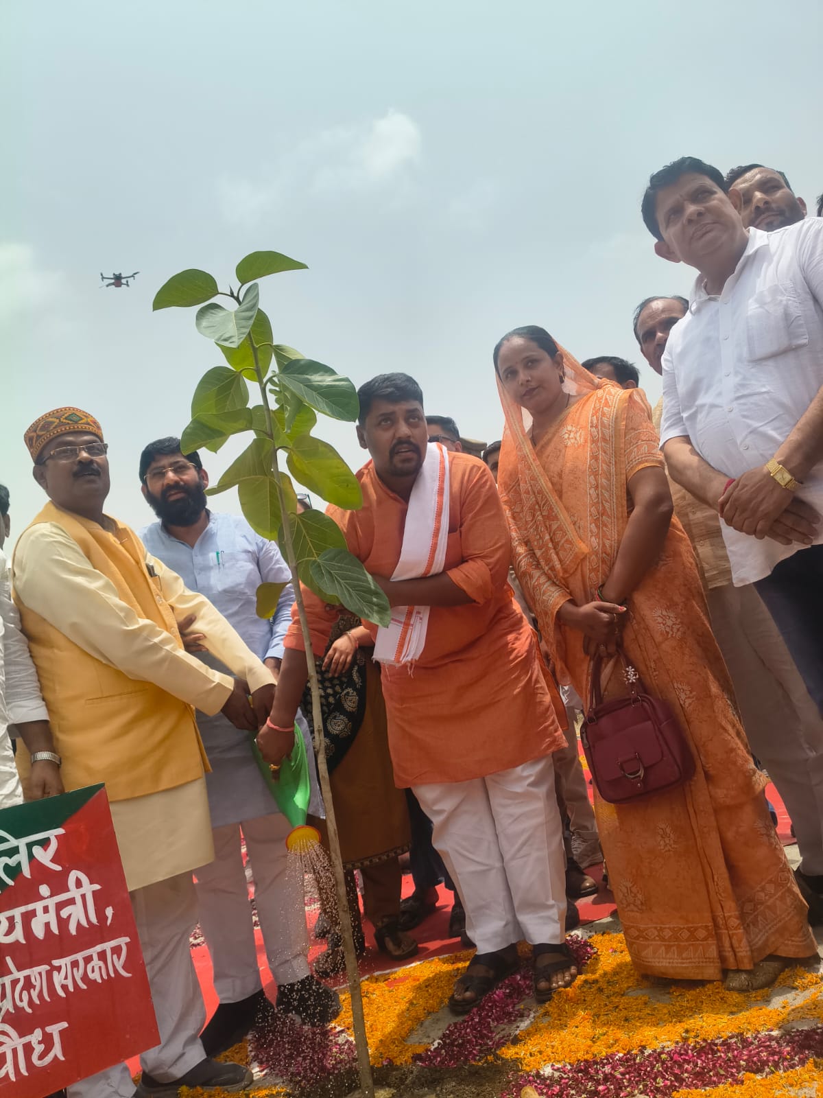 गंगा एक्सप्रेसवे के पास बहापुर गांव के पास हुआ वृक्षारोपण महायज्ञ, के मुख्य अतिथि राज्यमंत्री श्री सुरेंद्र सिंह दिलेर रहे