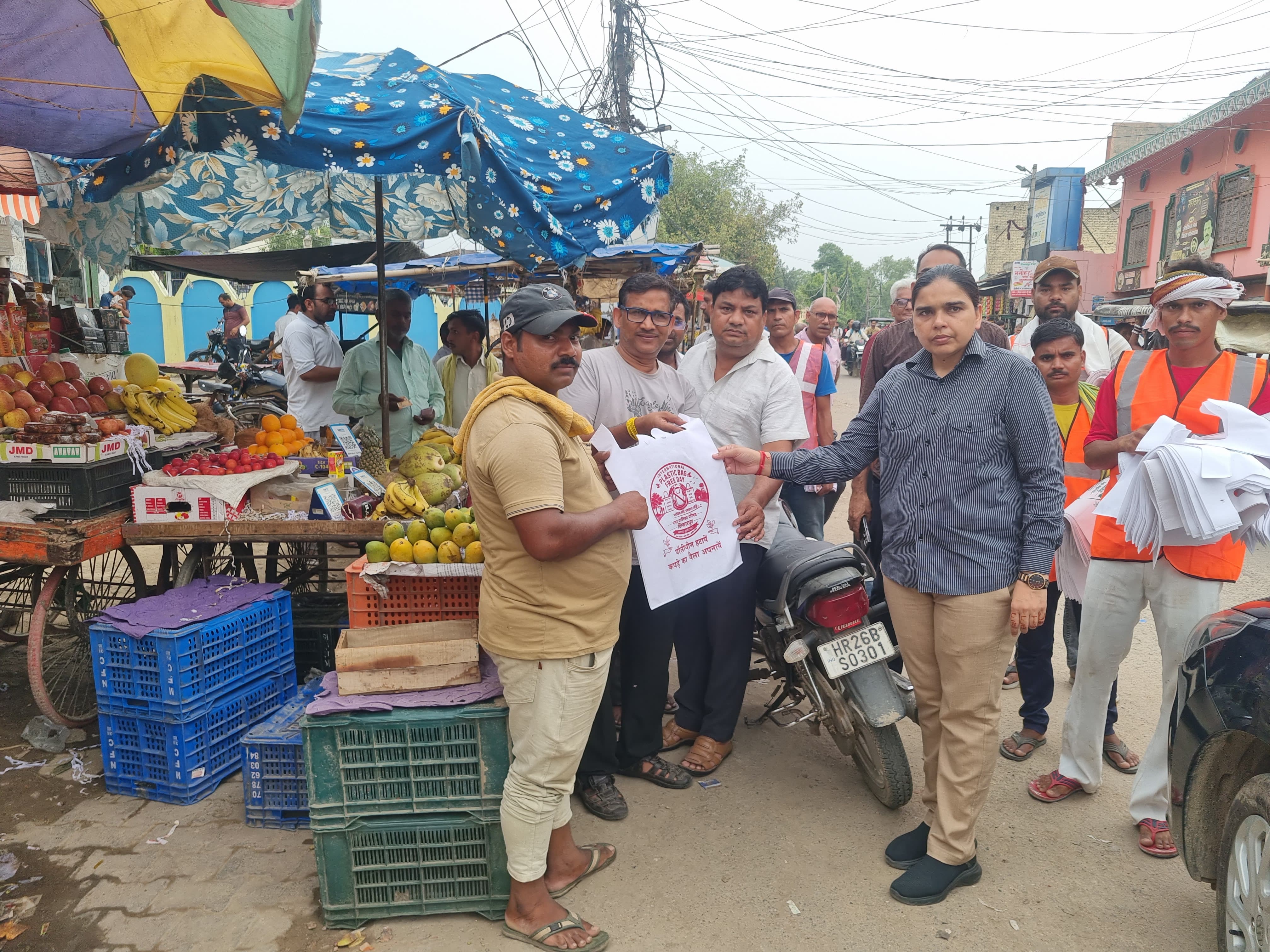 अधिशासी अधिकारी नीतू सिंह के नेतृत्व में नागरिकों एवं व्यापारियों को कपड़े के थेलों का वितरण किया गया
