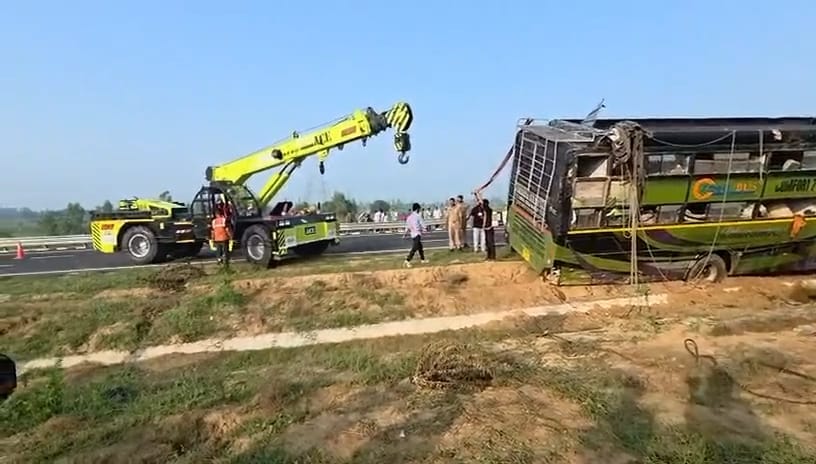 गंगा एक्सप्रेसवे पर भीषण हादसा