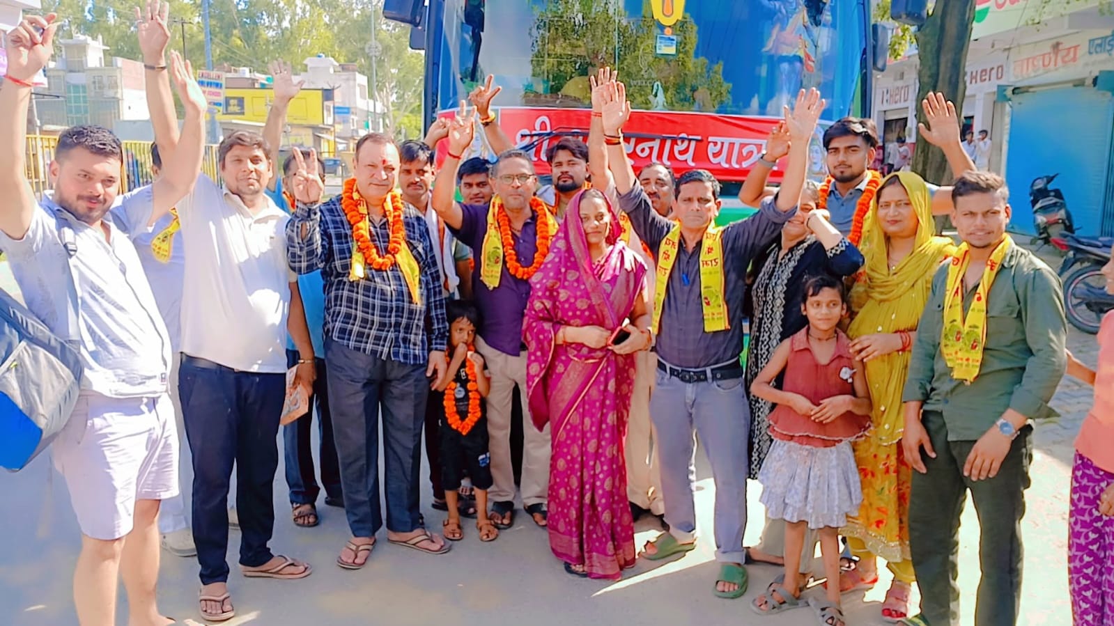 बबराला में अमरनाथ यात्रियों का जत्था फूल माला पटका पहनकर किया विदा
