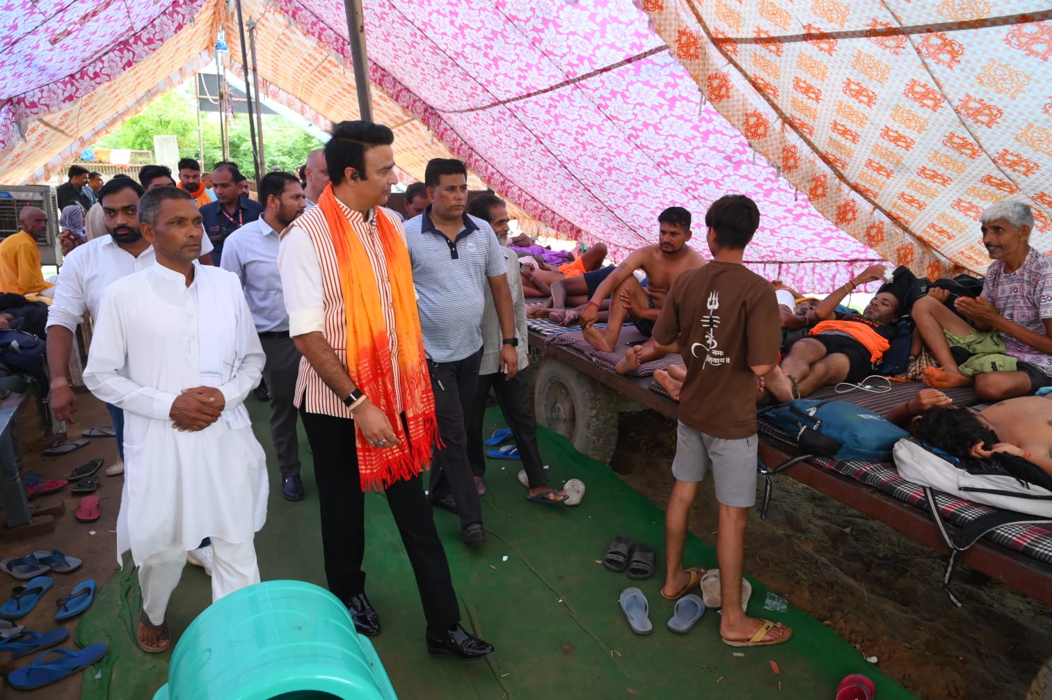 कांवड़ सेवा शिविरों में पहुंचे पूर्व विधायक संगीत सोम, शिवभक्तों का बढ़ाया उत्साह