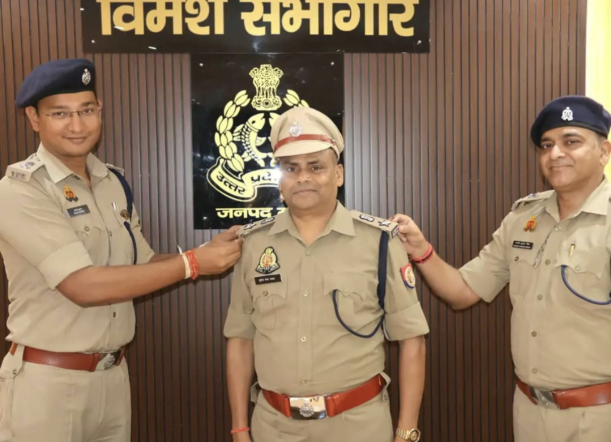 अपर पुलिस अधीक्षक सुरेश चंद्र रावत बने आईपीएस, पीपिंग सेरेमनी में कंधों पर सजे नए सितारे