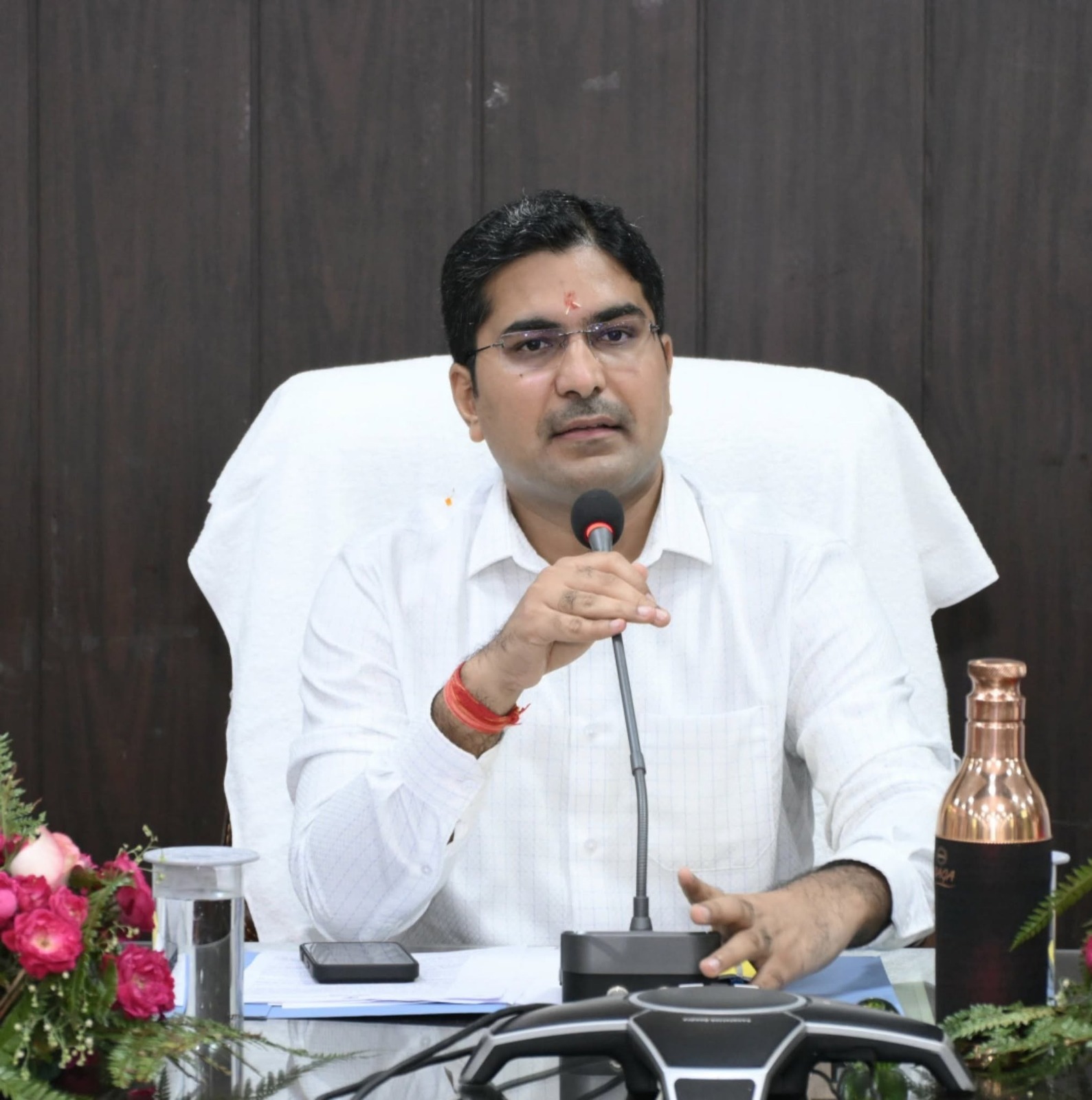 विद्युत विभाग की शिकायतों के त्वरित निस्तारण को प्राथमिकता देंःजिलाधिकारी