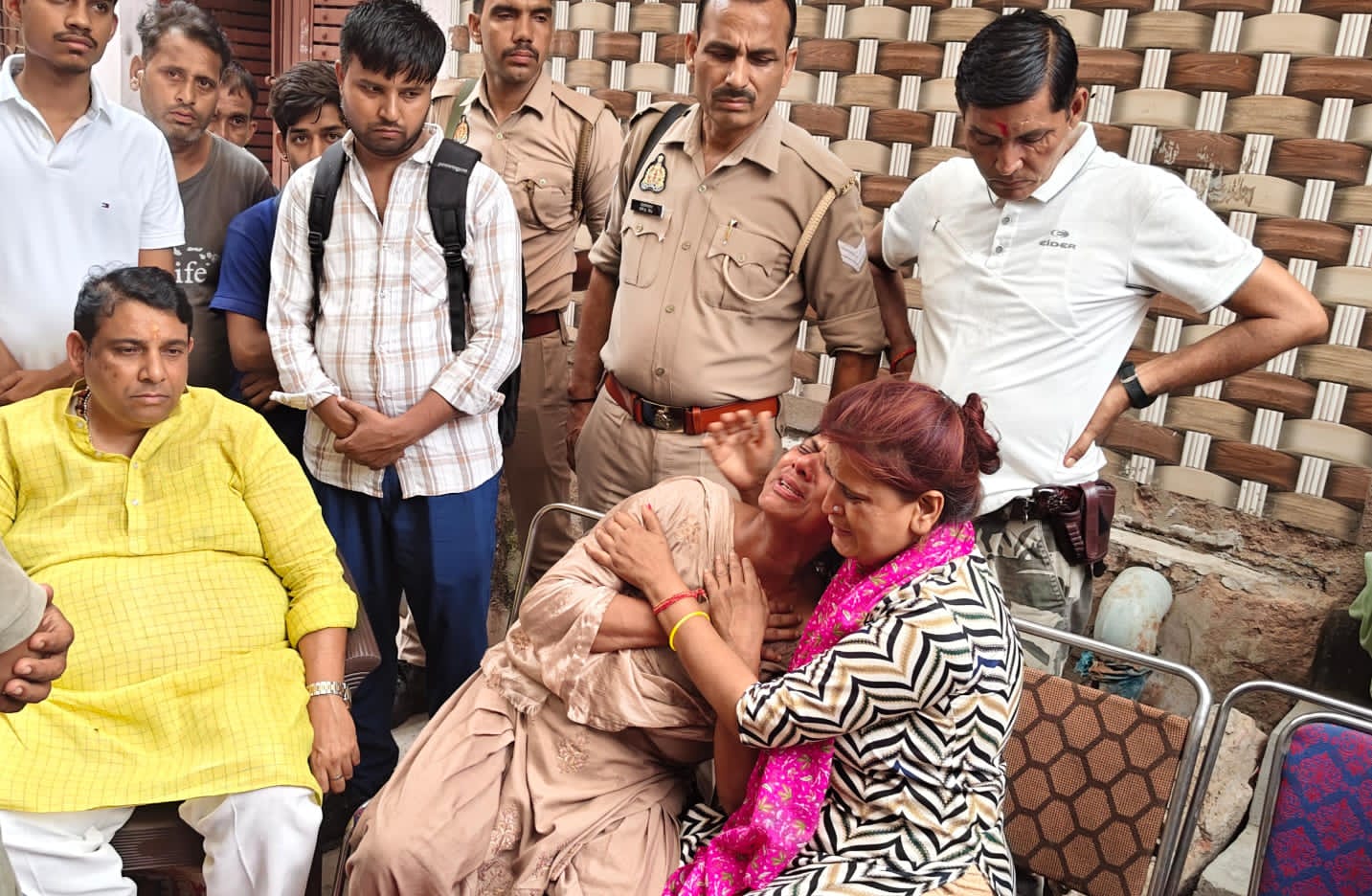 *न्यू शांतिनगर में युवक की निर्मम हत्या पर विधायक संजीव शर्मा ने जताया गहरा शोक, पीड़ित परिवार से की मुलाकात*