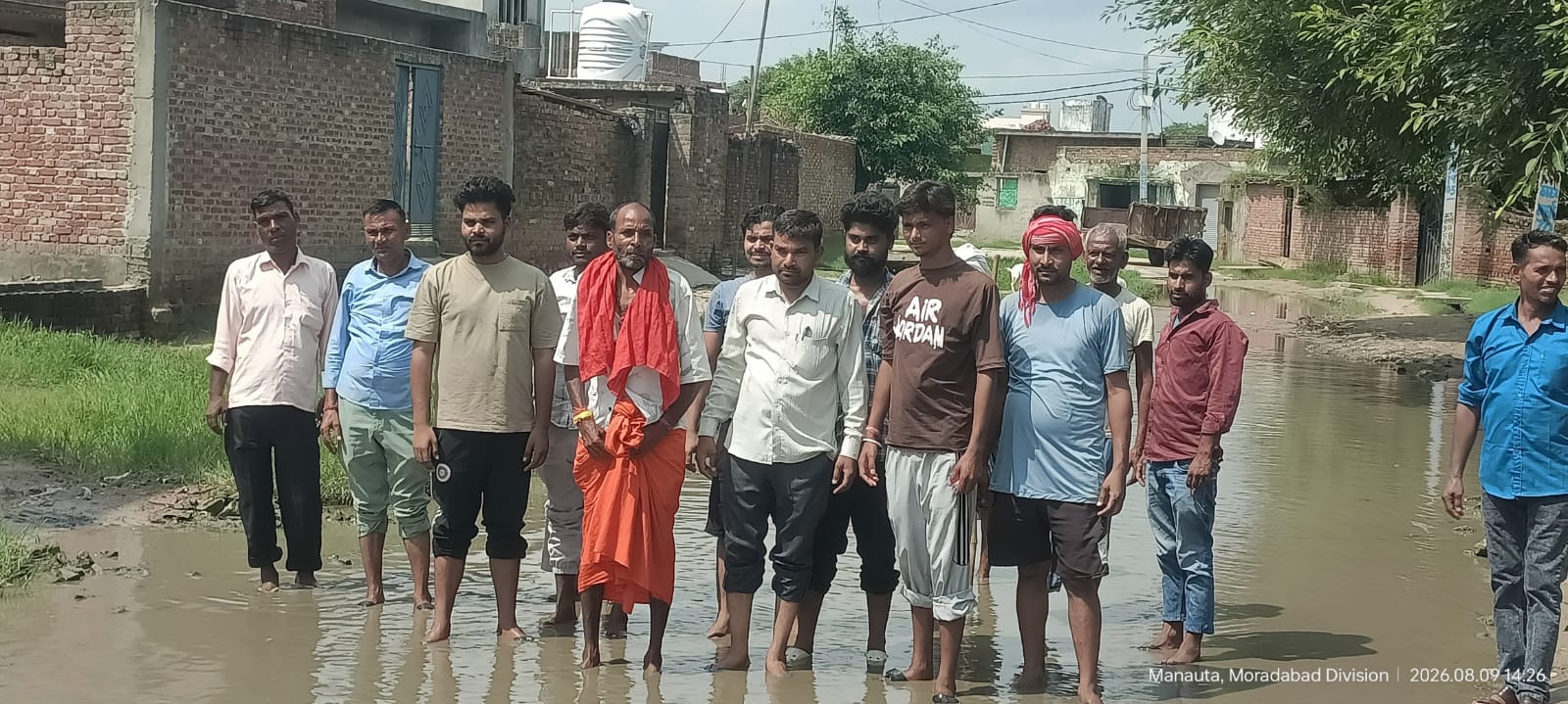 अंत्येष्टि और शिव मंदिर के रास्ते पर बरसात के मौसम से पहले से भरा है पानी: असमोली के मनोटा में मुख्य मार्ग बना 'तालाब', जिम्मेदार बेखबर