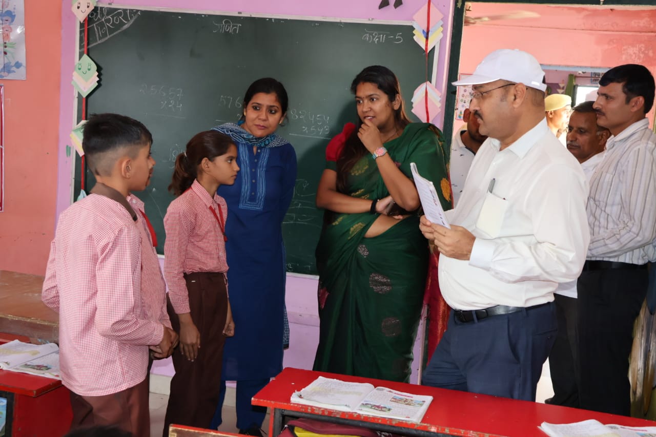 डीएम ने स्कूलों का किया औचक निरीक्षण, बच्चों से पूछे सवाल