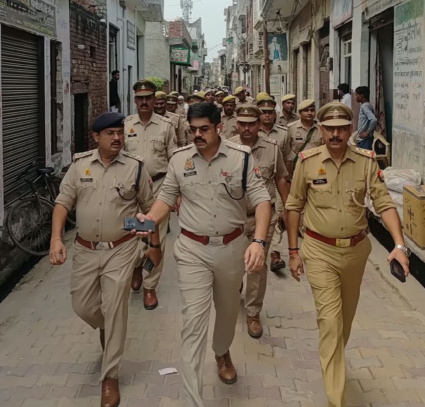 जुमे की नमाज को लेकर पुलिस अलर्ट, एसपी देहात ने सरधना में किया पैदल मार्च