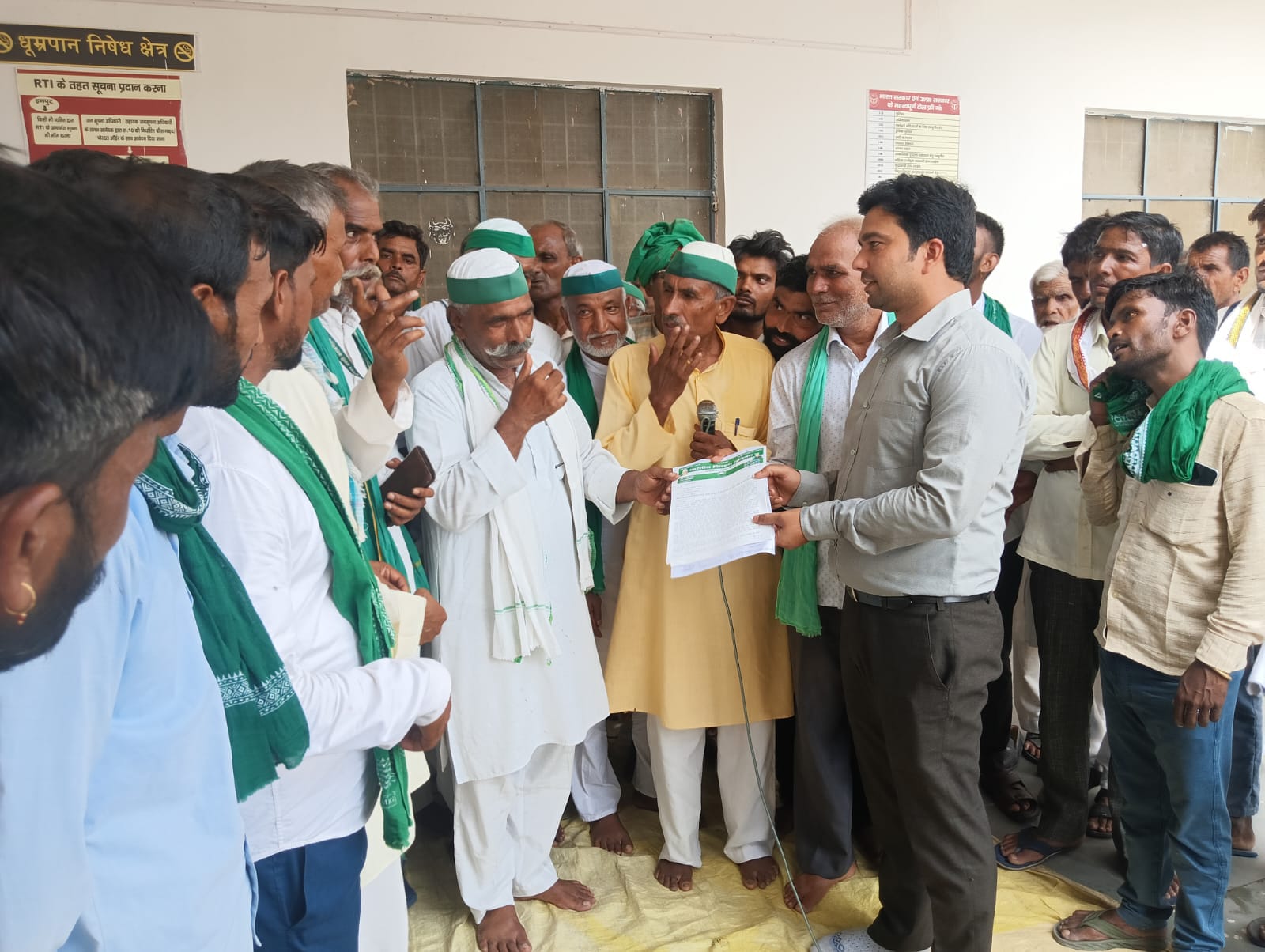 एसडीएम के इंतजार में धरने पर बैठे किसान  ●एक घंटे बाद सौंपा ज्ञापन