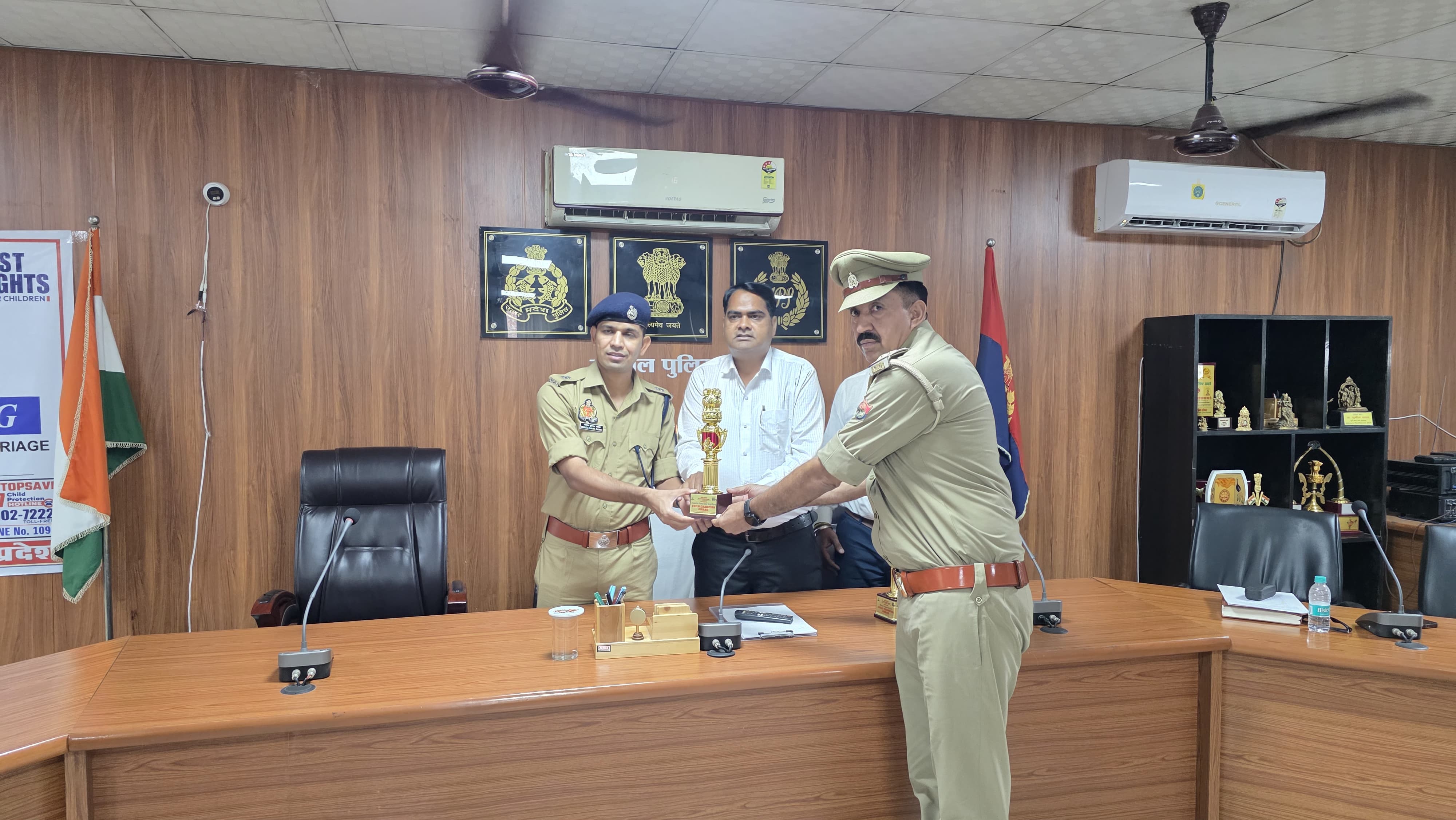एएसपी  मनोज कुमार रावत द्वारा किया गया इंस्पेक्टर पवनवीर सिंह राणा को सम्मानित