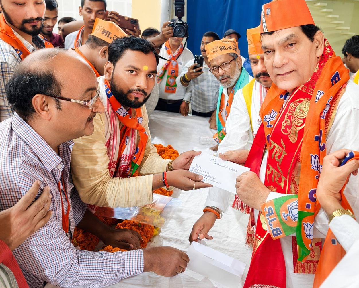 *भाजपा उत्तर प्रदेश के अवध क्षेत्र में लखनऊ महानगर की मध्य विधानसभा में प्रत्येक बूथ पर कमल खिलाने का संकल्प*